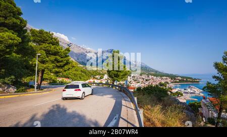 Auto auf der Straße zur Riviera Makarska, Leute auf Reisen nach Baska Voda. Kroatien. Stockfoto