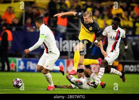 Dortmund, 18.02.2020 Erling Haaland (BVB) setzt sich gegen Thiago Silva (PSG), Idrissa Gueye (PSG) und Presnel Kimpembe (PSG) durch Borussia Dortmund durch Stockfoto