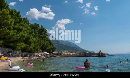 Baska Voda, KROATIEN - 21. August 2019.: Am Strand Baska Voda sonnen sich Menschen. Stockfoto