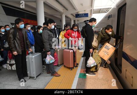 (200219) -- BAISE, 19. Februar 2020 (Xinhua) -- Rückkehrer steigen an Bord eines speziell auf Guangzhou zugeschnittenen Zuges in der südchinesischen Provinz Guangdong am Baise Bahnhof in Baise im südchinesischen Autonomen Gebiet Guangxi Zhuang, 19. Februar 2020. Der personalisierte Zug beförderte etwa 700 zurückkehrende Arbeiter aus Baise von Guangxi nach Guangzhou von Guangdong, um ihre Arbeit wieder aufzunehmen. (Xinhua/Lu Boan) Stockfoto