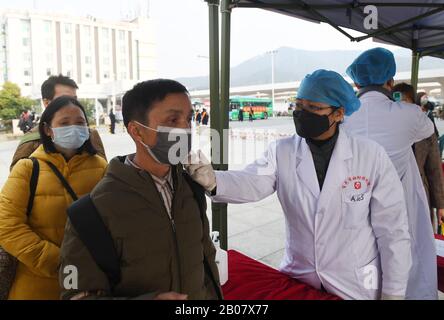 (200219) -- BAISE, 19. Februar 2020 (Xinhua) -- Rückkehrer lassen ihre Körpertemperaturen überprüfen, bevor sie in den Baise-Bahnhof in Baise, Südchina Guangxi Zhuang, Autonomes Gebiet, 19. Februar 2020, einfahren. Der personalisierte Zug beförderte etwa 700 zurückkehrende Arbeiter aus Baise von Guangxi nach Guangzhou von Guangdong, um ihre Arbeit wieder aufzunehmen. (Xinhua/Lu Boan) Stockfoto