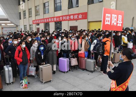 (200219) -- BAISE, 19. Februar 2020 (Xinhua) -- Rückkehrer bereiten sich auf den Einstieg in den Baise-Bahnhof in Baise im südchinesischen Autonomen Gebiet Guangxi Zhuang am 19. Februar 2020 vor. Der personalisierte Zug beförderte etwa 700 zurückkehrende Arbeiter aus Baise von Guangxi nach Guangzhou von Guangdong, um ihre Arbeit wieder aufzunehmen. (Xinhua/Lu Boan) Stockfoto