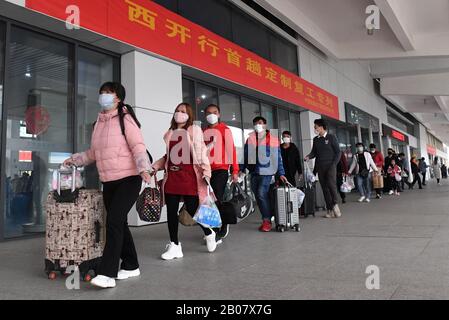 (200219) -- BAISE, 19. Februar 2020 (Xinhua) -- Rückkehrende Arbeiter bereiten sich darauf vor, an Bord eines maßgeschneiderten Zuges in Richtung Guangzhou der südchinesischen Provinz Guangdong am Baise Bahnhof in Baise, südchinesische Autonome Region Guangxi Zhuang, 19. Februar 2020 zu gehen. Der personalisierte Zug beförderte etwa 700 zurückkehrende Arbeiter aus Baise von Guangxi nach Guangzhou von Guangdong, um ihre Arbeit wieder aufzunehmen. (Xinhua/Lu Boan) Stockfoto