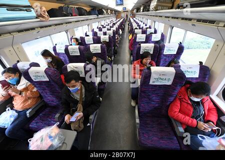 (200219) -- BAISE, 19. Februar 2020 (Xinhua) -- Rückkehrer aus Baise im südchinesischen Autonomen Gebiet Guangxi Zhuang nehmen einen angepassten Zug in Richtung Guangzhou der südchinesischen Provinz Guangdong, 19. Februar 2020. Der personalisierte Zug beförderte etwa 700 zurückkehrende Arbeiter aus Baise von Guangxi nach Guangzhou von Guangdong, um ihre Arbeit wieder aufzunehmen. (Xinhua/Lu Boan) Stockfoto