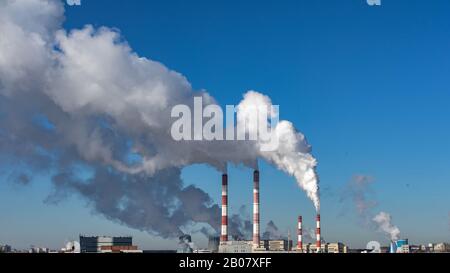 Dichter weißer Rauch, die Freisetzung giftiger Substanzen in die Atmosphäre. Werksrohre, die die Luft verschmutzen, Umweltprobleme Ökologie, Panoramaohrung Stockfoto