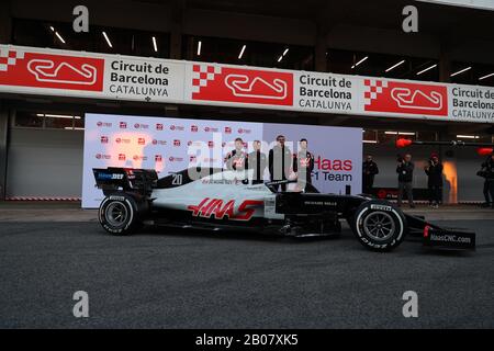 Team Haas präsentierte das neue Auto 2020; #08 Romain Grosjean, & Kevin Magnussen, Gene Haas Gunter Steiner; Haas F1 Team. Formel-1-Weltmeisterschaft 2020, Wintertesttage #1 2020 Barcelona, 19./21. Februar 2020. Stockfoto