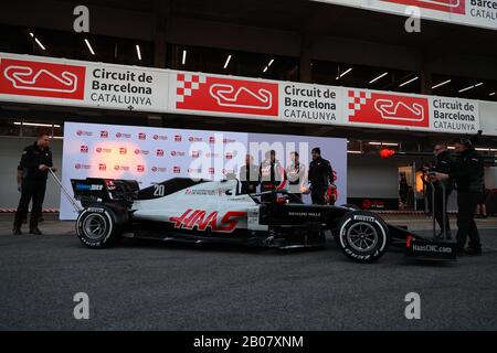 Team Haas präsentierte das neue Auto 2020; #08 Romain Grosjean, & Kevin Magnussen, Gene Haas Gunter Steiner; Haas F1 Team. Formel-1-Weltmeisterschaft 2020, Wintertesttage #1 2020 Barcelona, 19./21. Februar 2020. Stockfoto