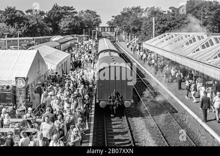 3 Sheringham Bahnhof voller Menschen, die während der jährlichen 40er Wochenende Stockfoto