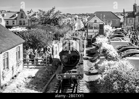 6 Sheringham Bahnhof voller Menschen, die während der jährlichen 40er Wochenende Stockfoto