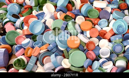 Draufsicht an den auf dem Boden verteilten Behälterdeckeln aus zertrümmertem Kunststoff. Stockfoto