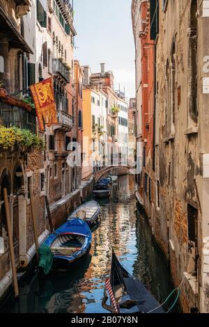 Boote im engen Kanal zwischen alten Häusern, Venedig, Italien Stockfoto