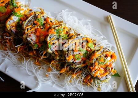 Ein Teller gebratenes, verrücktes Sushi rollen in einem japanischen Restaurant Stockfoto