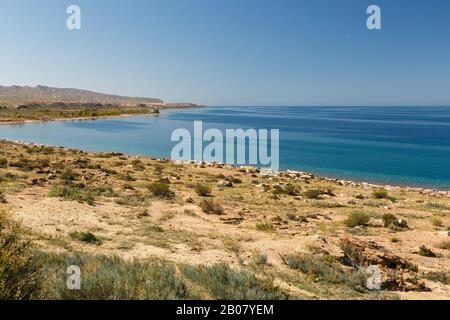 Issyk-kul, Tosor Jeti-Oguz District, Kirgisistan, leerer Strand am Südufer des Sees Stockfoto