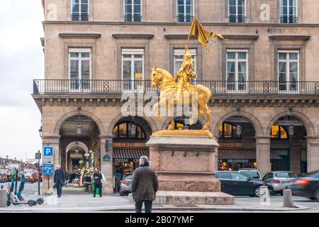 Paris, Frankreich - 17. Januar 2019: Goldene Statue von Joan of Arc zu Pferd Stockfoto