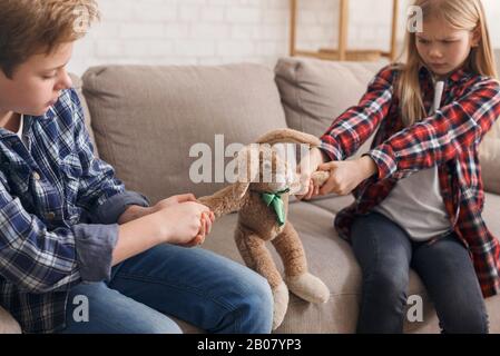 "Boy And Girl" Will "A Toy Indoor" Nicht Teilen Stockfoto