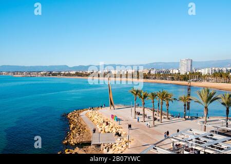 Salou, SPANIEN - 12. JANUAR 2020: Luftbild zum Llevant Beach, dem Hauptstrand von Salou, an der berühmten Costa Dorada, an einem Wintersonntag. Salou ist ein Maj Stockfoto