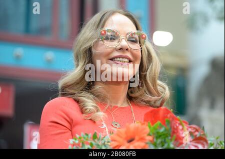 Wien, Österreich. Feb. 2020. Autograph-Sitzung mit Ornella Muti in Lugner City am 19. Februar 2020 in Wien. Kredit: Franz Perc / Alamy Live News Stockfoto