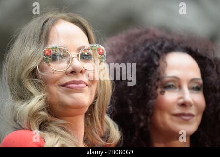 Wien, Österreich. 19. Februar 2020. Autogramm-Sitzung mit Ornella Muti in Lugner am 19. Februar 2020 in Wien. Das Bild zeigt von (L bis R) Ornella Muti und Christina Lugner. Kredit: Franz Perc / Alamy Live News Stockfoto