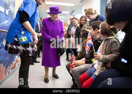 Königin Elizabeth II. Während der offiziellen Eröffnung der neuen Räumlichkeiten der Royal National ENT und Eastman Dental Hospitals in London. Stockfoto