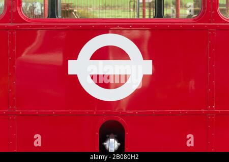 Altes Logo für den Transport im Londoner Stil an der Seite eines alten Doppeldeckerbus. Das Logo stammt aus dem Jahr 1908 und wurde bis heute verwendet