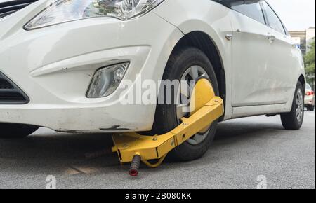 Auto Rad durch das Rad blockiert, weil illegales Parken Verletzung Stockfoto
