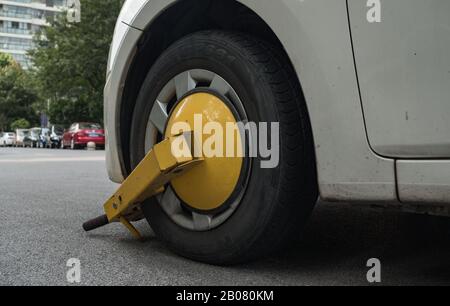 Auto Rad durch das Rad blockiert, weil illegales Parken Verletzung Stockfoto