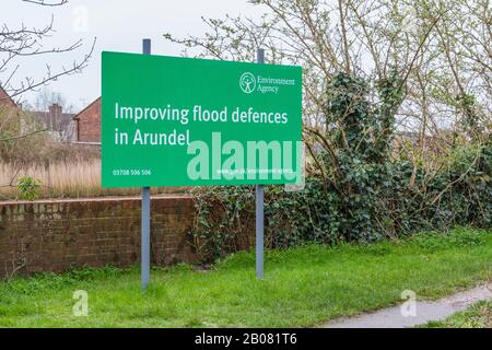 Die Umweltagentur unterzeichnet für Die Verbesserung der Hochwasserschutzmaßnahmen am Fluss Arun in Arundel, West Sussex, Großbritannien, während das Tidalverteidigungsschema funktioniert. Stockfoto