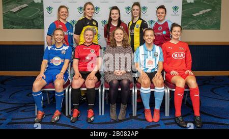 Glasgow, Großbritannien. Februar 2020. Vertreter bilden die Teams, die an der Eröffnungssaison der schottischen Fußball-Frauenmeisterschaft beteiligt sind, die zusammen mit Vivienne MacLaren Scottish Women's Football Chair während der Startveranstaltung der schottischen Frauen-Championship-Saison im Nationalstadion Hampden Park, Glasgow, Mittwoch, 19. Februar 2020, Credit Colin Poultney/Alamy Live News zusammengetragen wurden Stockfoto