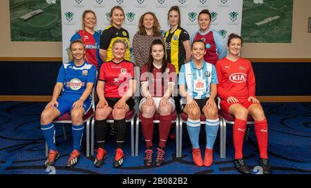 Glasgow, Großbritannien. Februar 2020. Vertreter bilden die Teams, die an der Eröffnungssaison der schottischen Fußball-Frauenmeisterschaft beteiligt sind, die zusammen mit Vivienne MacLaren Scottish Women's Football Chair während der Startveranstaltung der schottischen Frauen-Championship-Saison im Nationalstadion Hampden Park, Glasgow, Mittwoch, 19. Februar 2020, Credit Colin Poultney/Alamy Live News zusammengetragen wurden Stockfoto