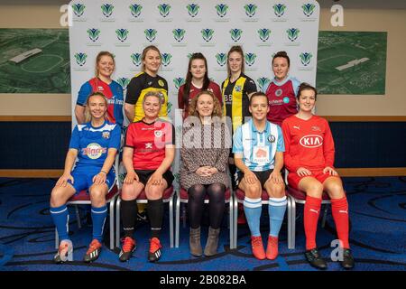 Glasgow, Großbritannien. Februar 2020. Vertreter bilden die Teams, die an der Eröffnungssaison der schottischen Fußball-Frauenmeisterschaft beteiligt sind, die zusammen mit Vivienne MacLaren Scottish Women's Football Chair während der Startveranstaltung der schottischen Frauen-Championship-Saison im Nationalstadion Hampden Park, Glasgow, Mittwoch, 19. Februar 2020, Credit Colin Poultney/Alamy Live News zusammengetragen wurden Stockfoto