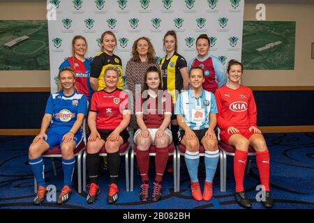 Glasgow, Großbritannien. Februar 2020. Vertreter bilden die Teams, die an der Eröffnungssaison der schottischen Fußball-Frauenmeisterschaft beteiligt sind, die zusammen mit Vivienne MacLaren Scottish Women's Football Chair während der Startveranstaltung der schottischen Frauen-Championship-Saison im Nationalstadion Hampden Park, Glasgow, Mittwoch, 19. Februar 2020, Credit Colin Poultney/Alamy Live News zusammengetragen wurden Stockfoto