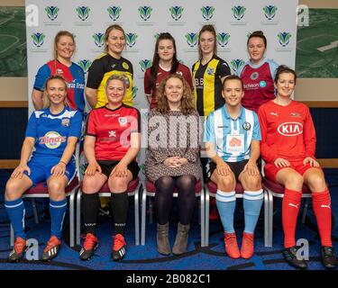 Glasgow, Großbritannien. Februar 2020. Vertreter bilden die Teams, die an der Eröffnungssaison der schottischen Fußball-Frauenmeisterschaft beteiligt sind, die zusammen mit Vivienne MacLaren Scottish Women's Football Chair während der Startveranstaltung der schottischen Frauen-Championship-Saison im Nationalstadion Hampden Park, Glasgow, Mittwoch, 19. Februar 2020, Credit Colin Poultney/Alamy Live News zusammengetragen wurden Stockfoto