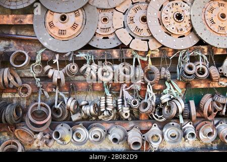 Nahaufnahme einer Reihe von gebrauchten rostigen alten Lagern und Scheiben, die in einem Auto-Junk-Shop in Iloilo City, Philippinen, Asien hängen Stockfoto