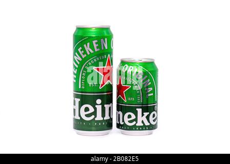 Berlin - 19. FEBRUAR: Heineken Beer in Aluminium CAN mit neuem Design isoliert auf weißem Hintergrund in Berlin am 19. Februar. 2020 in Deutschland Stockfoto