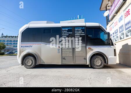 Antalya/TÜRKEI - 22. JANUAR 2020: Bus steht vor dem Busbahnhof in der Türkei. Stockfoto