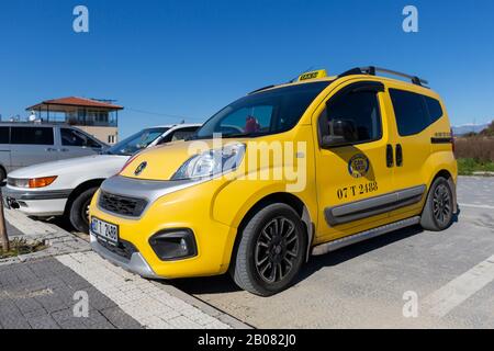 Antalya/TÜRKEI - 22. JANUAR 2020: Türkisches Taxi steht auf einer Straße in Antalya Stockfoto