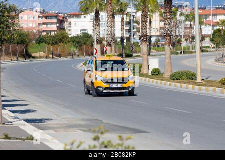 Antalya/TÜRKEI - 22. JANUAR 2020: Türkisches Taxi fährt auf einer Straße in Antalya Stockfoto