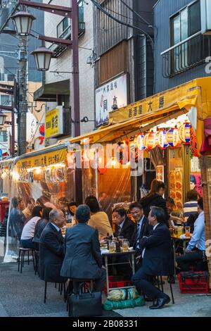 Japan, Honshu, Tokio, Asakusa, Gruppe japanischer Geschäftsleute, Die Getränke in der Traditionellen Snack Bar Genießen Stockfoto