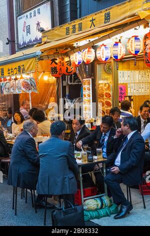 Japan, Honshu, Tokio, Asakusa, Gruppe japanischer Geschäftsleute, Die Getränke in der Traditionellen Snack Bar Genießen Stockfoto