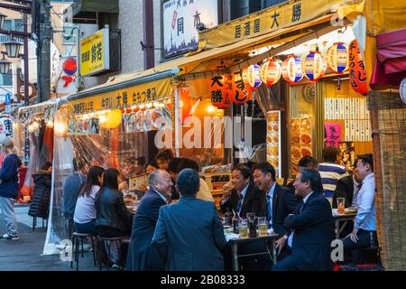 Japan, Honshu, Tokio, Asakusa, Gruppe japanischer Geschäftsleute, Die Getränke in der Traditionellen Snack Bar Genießen Stockfoto