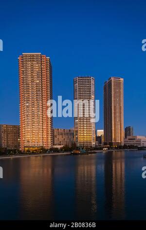 Japan, Honshu, Tokio, Toyosu, Shinonome Waterfront Hochhäuser Wohnblöcke Stockfoto
