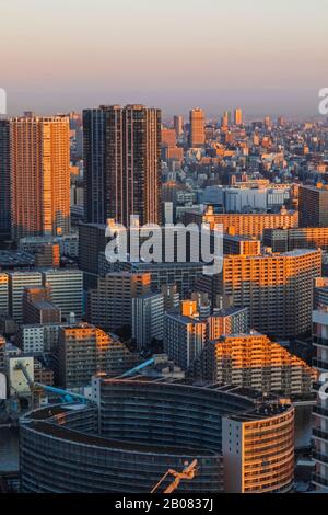 Japan, Honshu, Tokio, Toyosu Area Modern Skyline, Modern Apartments und Hochhäuser mit Skytree Tower in der Ferne Stockfoto