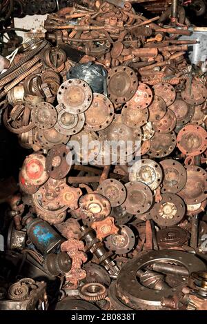 Nahaufnahme einer Reihe von gebrauchten rostigen alten Scheiben, Achsen und einem Wagenheber, der in einem Auto-Junk-Shop in Iloilo City, Philippinen, Asien aufgehockt ist Stockfoto