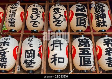 Japan, Honshu, Tokio, Taito-ku, Otori-Schrein, Dekoratives Glück Rakes namens Kumade zum Verkauf auf dem jährlich im November stattfindenden Tori-no-Ichi-Festival Stockfoto