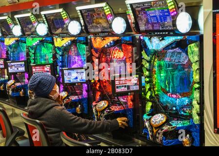 Japan, Honshu, Tokio, Pachinko Parlour, Innenansicht des Einzelmenschen, Der Pachinko Spielt Stockfoto