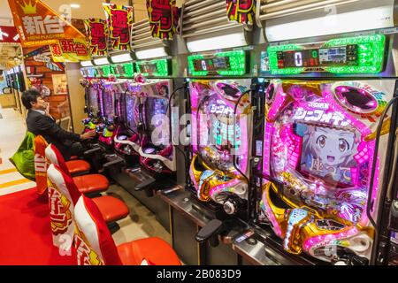 Japan, Honshu, Tokio, Pachinko Parlour, Innenansicht des Einzelmenschen, Der Pachinko Spielt Stockfoto