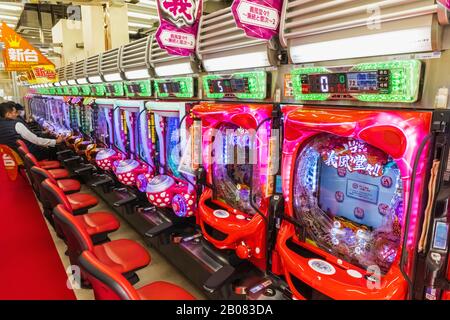Japan, Honshu, Tokio, Pachinko Parlour, Innenansicht des Einzelmenschen, Der Pachinko Spielt Stockfoto