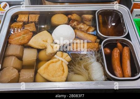 Japan, Honshu, Tokio, Mini-Markt-Take-away fast Food namens Oden Stockfoto