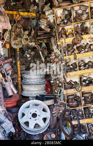 Nahaufnahme eines unordentlichen Haufens alter gebrauchter rostiger Lager, Räder und anderer Autoteile, die in Schränken in einem Schrottladen in Iloilo City, Philippinen, Asien gefüllt sind Stockfoto