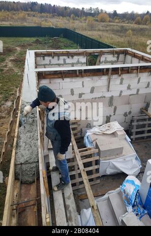 Gründungsort des neuen Hauses, des Gebäudes, der Details und der Verstärkung der Stahlstäbe und der Drahtstange, des Zementgießens.2020 Stockfoto